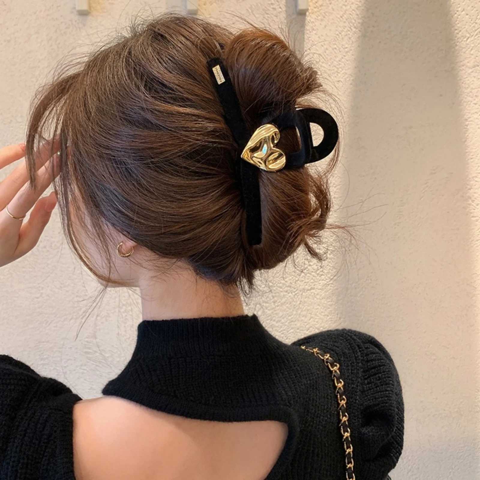 1PCNew Black Velvet Heart Hair Clip for Women Temperament Hair Claw Clips Large Size Hairpin Franch Girl Winter Hair Accessories H260326