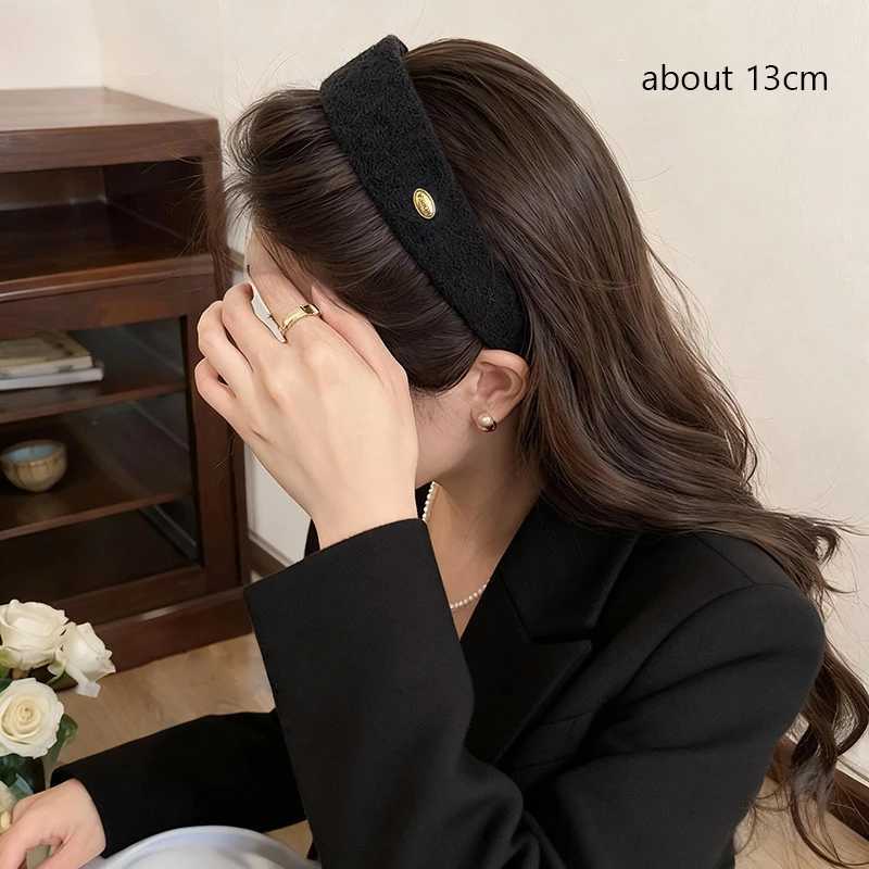 Luxury Wool Felt Wide Headband Silver Emblem Korean Dongdaemun 2025 Autumn Winter Elegant Hairpiece Soft Touch Hair Accessory D260326