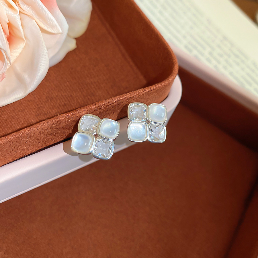 Silver needle zircon resin diamond-shaped dopamine fresh sweet, commuter style earrings, light luxury and high-end feel earrings - view 9