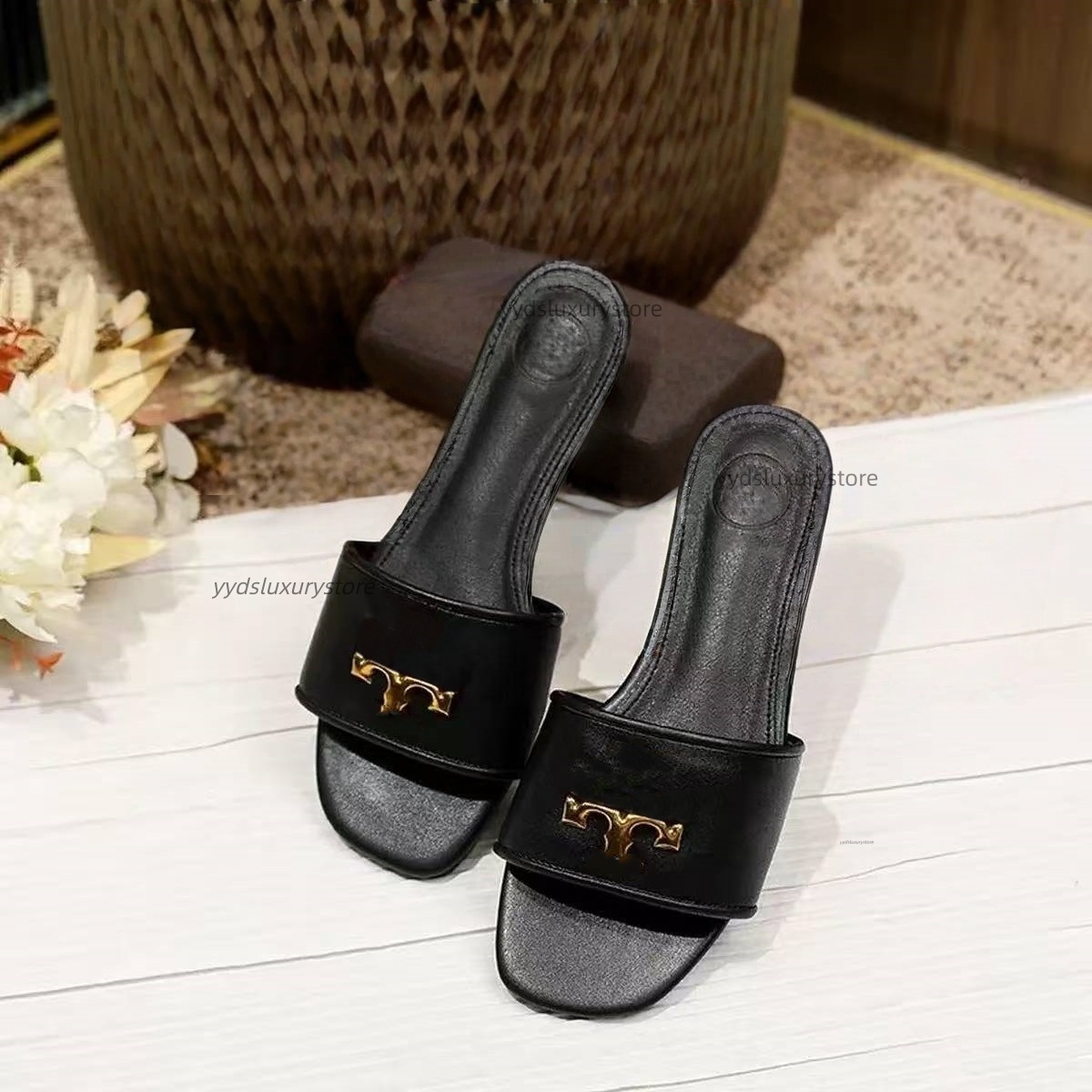 2026 Designer Sandals women Luxury Sandals slides Leather Flat Sandals Beach Outdoor Slippers Leather Flat Slippers Luxury Toryes Sandals Burchy