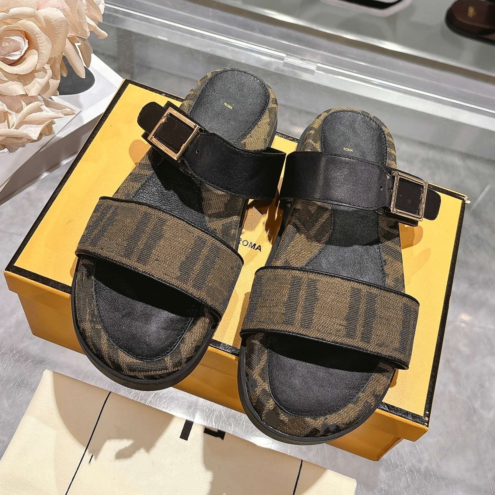 New Fashion sandalen embroidery Embossing Womens Mans Designer slippers for Summer Beach pool slide buckle Leather sliders Luxury Sandals Outdoor sports flat shoe