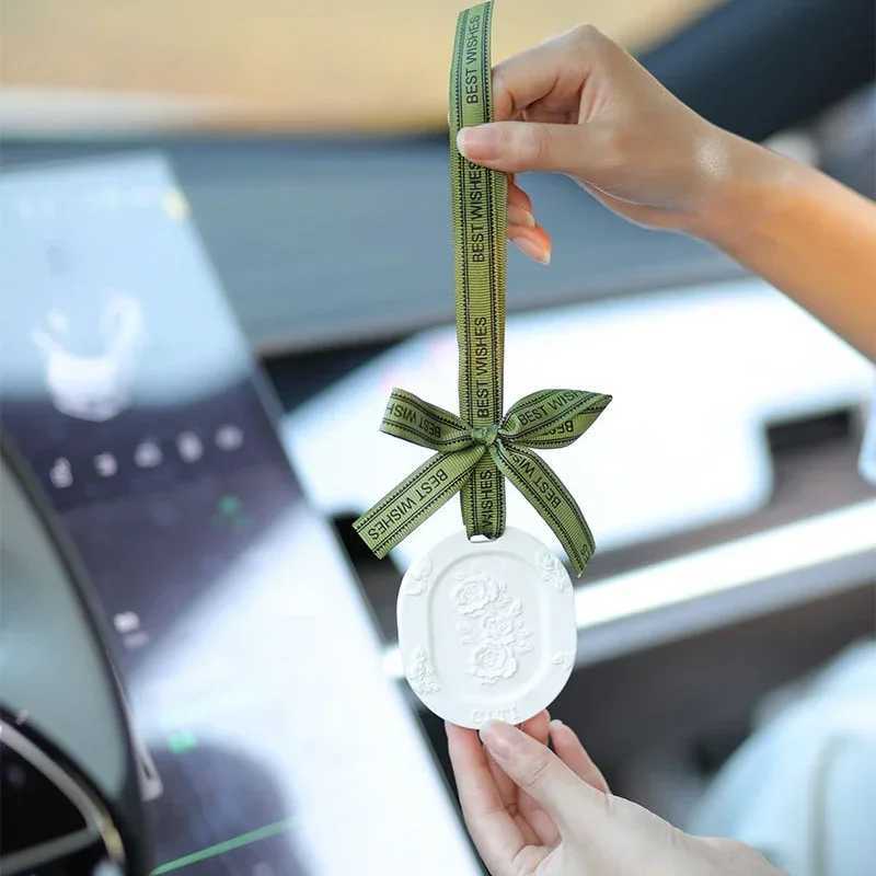 Car Solid Aroma Diffuser Best-selling Cars Gypsum Embossed Flower Fragrance Tablet Pendant Auto Interior Accessories H260326