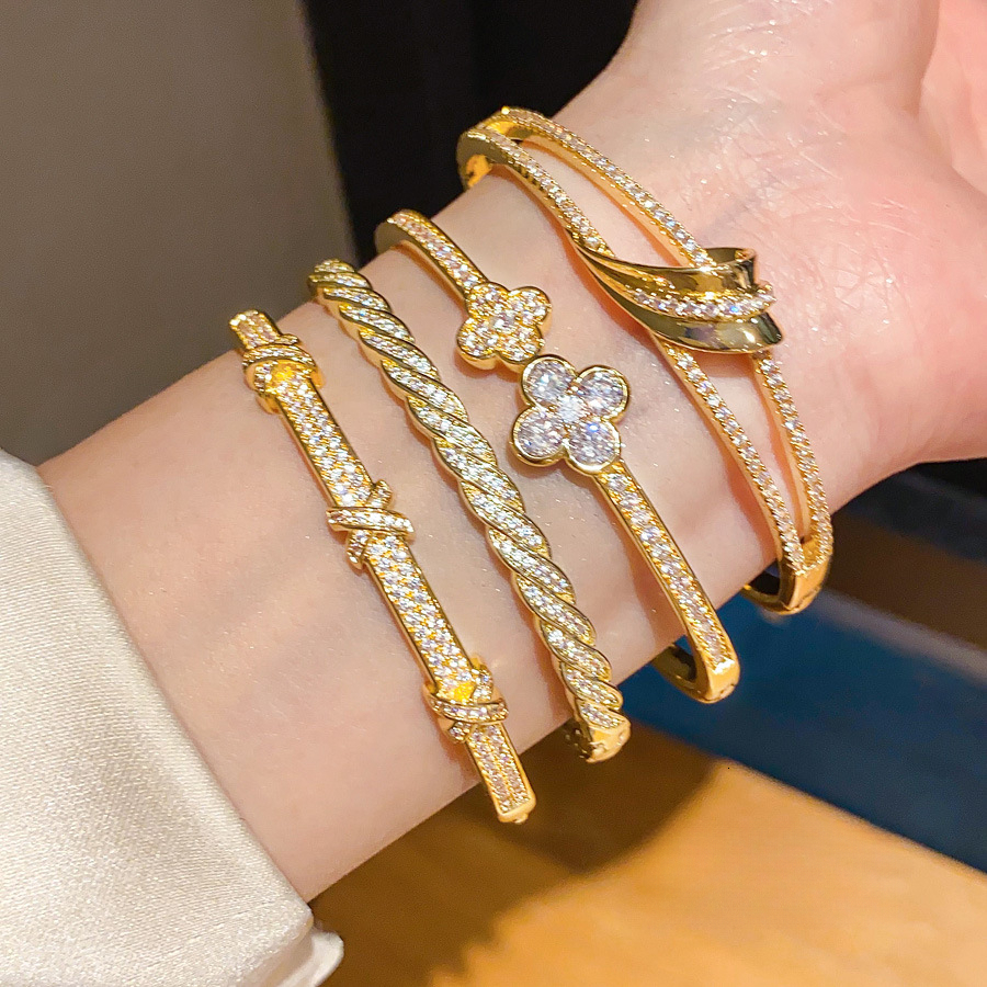 Gold-Plated Zircon Leaf-Clasp Bracelet Stylish and Versatile Perfect for Everyday Wear Affordable Luxury Women's Jewelry