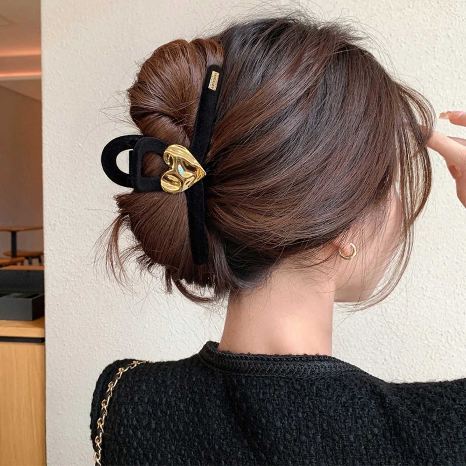 1PCNew Black Velvet Heart Hair Clip for Women Temperament Hair Claw Clips Large Size Hairpin Franch Girl Winter Hair Accessories H260326