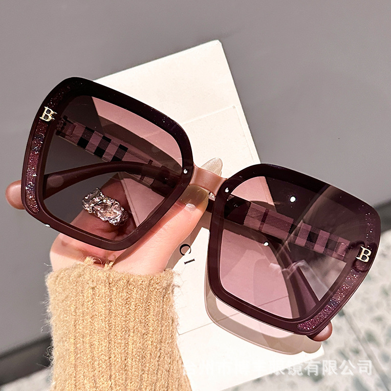 Luxury Brand Designer Sunglasses 2026 New Model Letter Pattern Polarized HD Sunglasses For Women, Light Luxury High-Quality Large Frame Sunglasses Who