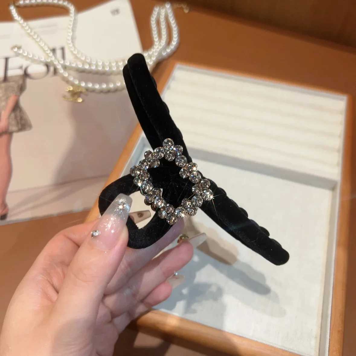 Black Flocking Rhinestone Hair Clip for Women elegant High Ponytail Shark Clip Fashion Girls Hair Clamp H260326