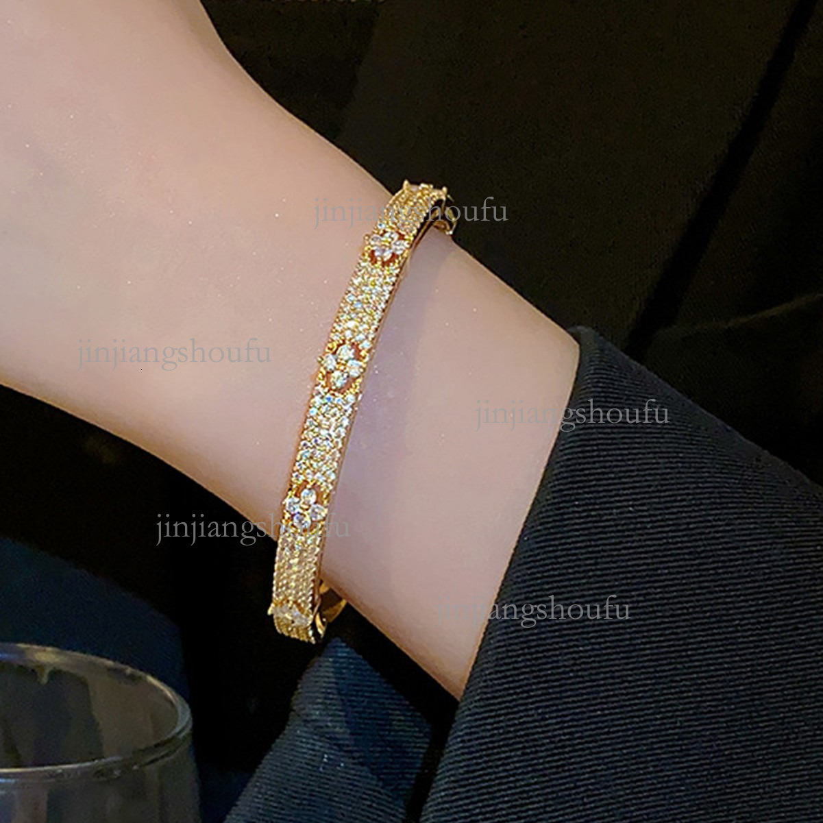 2026 Fashion Micro Inlaid Zirconia Designer Bracelet Luxury Brand Women's Jewelry Accessories High-quality Temperament Clover Bracelet Letter Sil