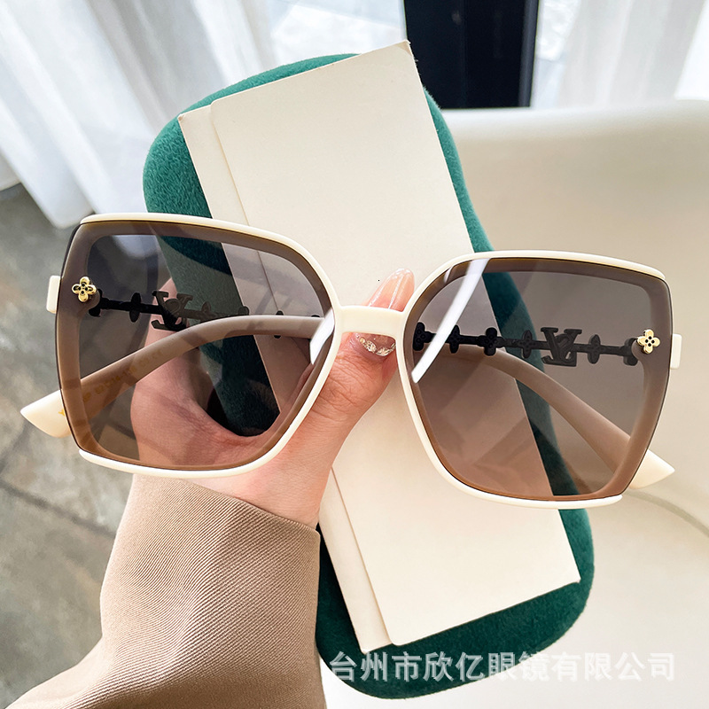 Luxury Brand Designer Sunglasses 2025 New Letter Chain Leg Light Luxury Style High-End Women's Polarized Sunglasses Tiktok Internet Celebrity Sun