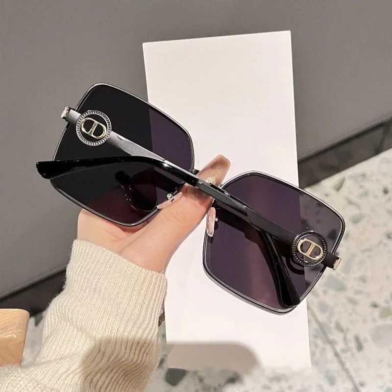 Large Frame Metal Light Luxury Womens Sunglasses New DS-7981 Fashionable Eyewear for Stylish Protection D260326