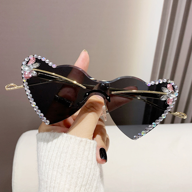 Luxury Brand Designer Sunglasses 2025 New Fashion Heart Diamond Sunglasses For Women, Personalized Rhinestone Sunglasses, European And American Trendy