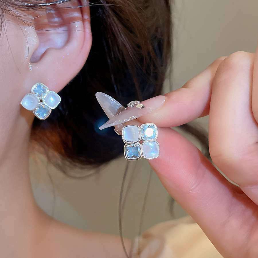 Silver needle zircon resin diamond-shaped dopamine fresh sweet, commuter style earrings, light luxury and high-end feel earrings - view 4