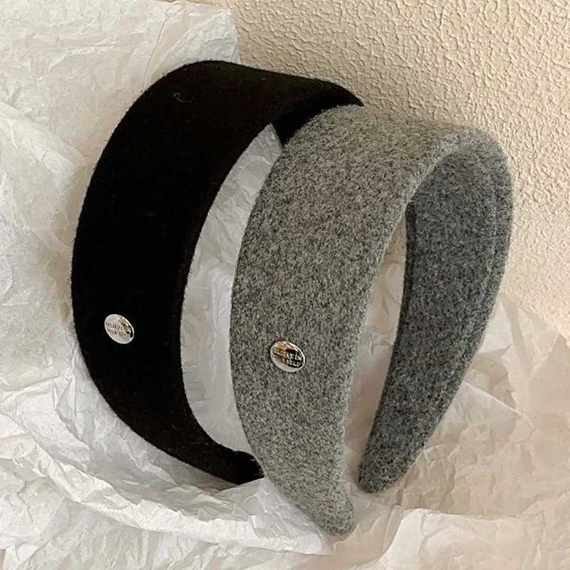 Luxury Wool Felt Wide Headband Silver Emblem Korean Dongdaemun 2025 Autumn Winter Elegant Hairpiece Soft Touch Hair Accessory D260326