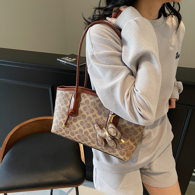 Large Capacity for Women Commuting Tote New Model Aesthetic Niche Personality Shoulder Textured Women's Bag