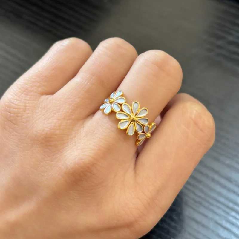 Fashion Sweet Little Daisy Double Color Dripping Oil Womens Ring Cold Style Simple Flower Mori All-Match Jewelry Gift H260327