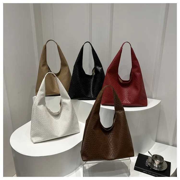 Casual retro large-capacity solid color 2025 new popular foreign style on the new woven pattern single shoulder underarm tote ba C260327