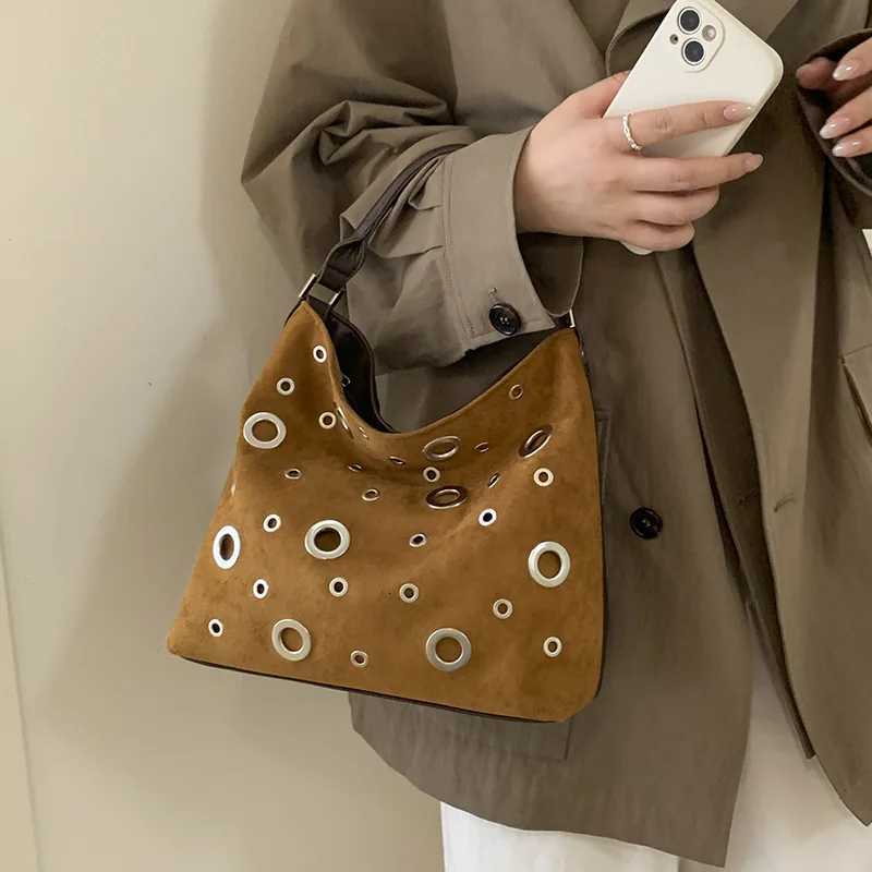 Trendy Vintage Punk Simple Crossbody Bag with Metal Studs New Modern Stylish Handle Bag for Women Versatile Texture Bucket Bag C260327
