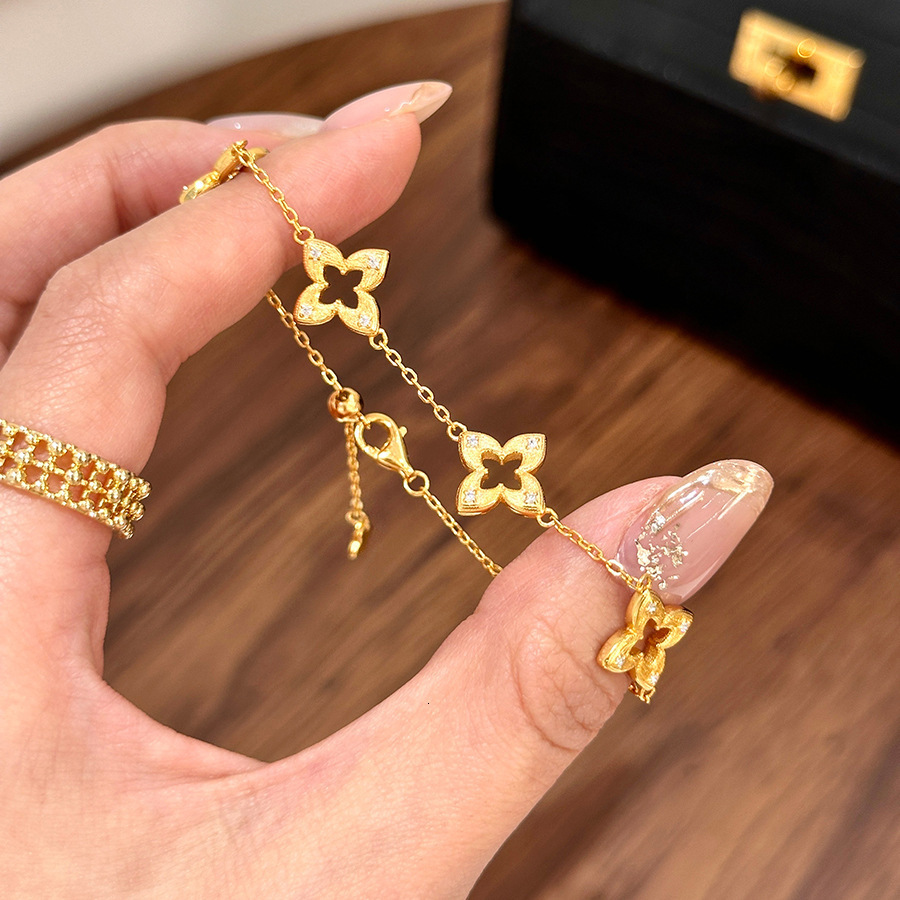 Luxury Brand Designer Jewelry Vintage Style Gold Brushed Hollow Four-Leaf Clover Bracelet Retro High-End Light Luxury Fashion Personality Jewelry For 