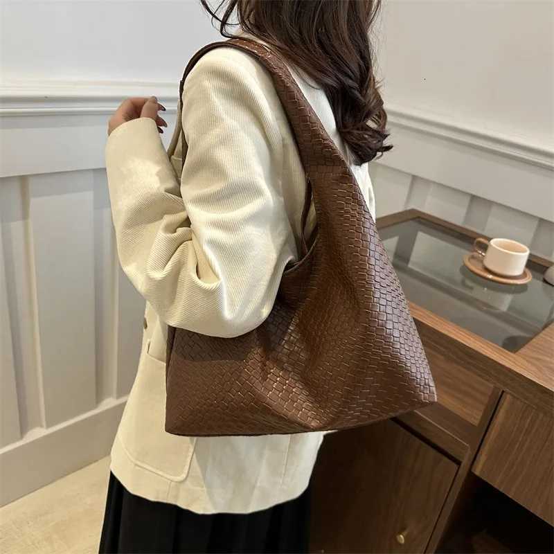 Casual retro large-capacity solid color 2025 new popular foreign style on the new woven pattern single shoulder underarm tote ba C260327