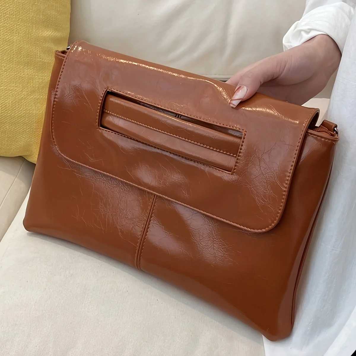 Elegant retro-style handbag with wrist strap large-capacity ladies handbag khaki zipper perfect for parties and weddings No C260327