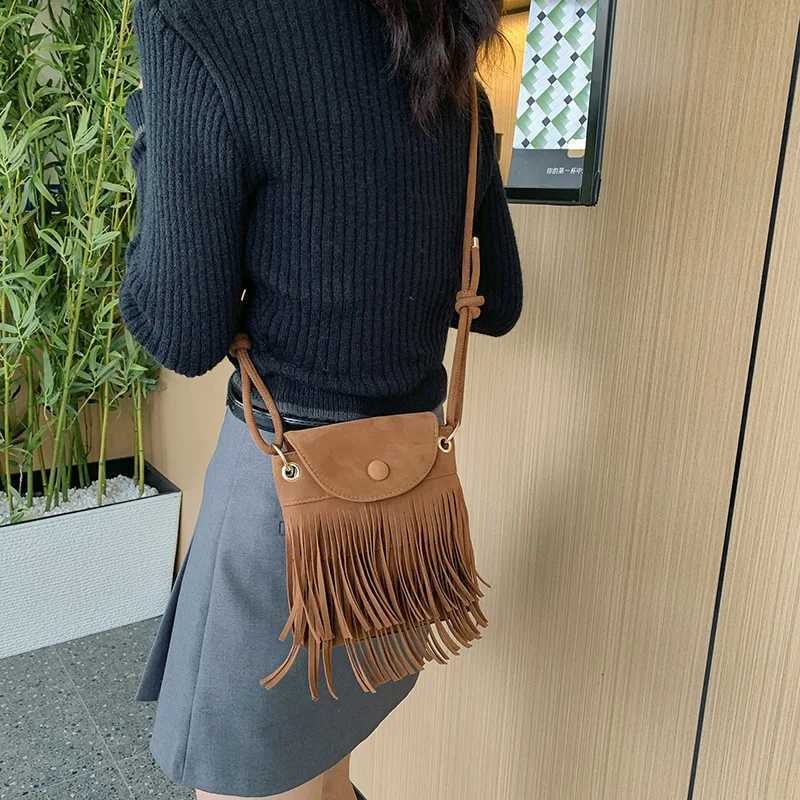 Trendy Leather Shoulder Bag Tassel Solid Color for Women Fringe Design Messenger Bag with Adjustable Strap Everyday Shoulder Bag C260327