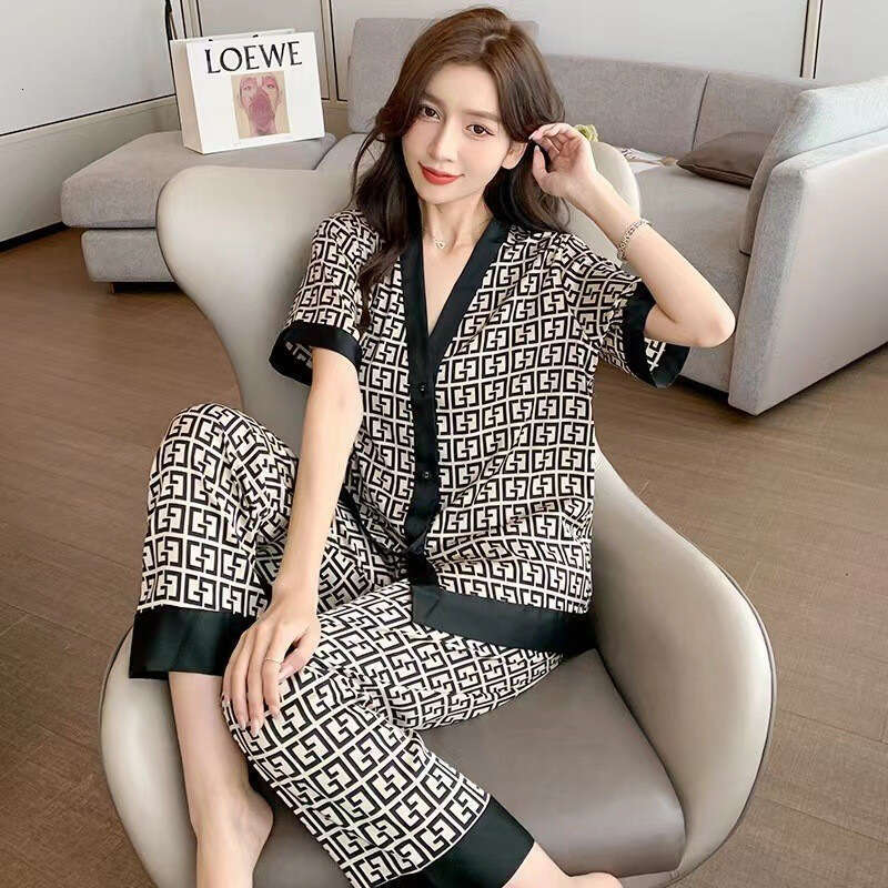 Spring new women's pajamas, elegant floral short-sleeve set, popular online, made of ice silk, can be worn outside, home wear, peony flower, ligh