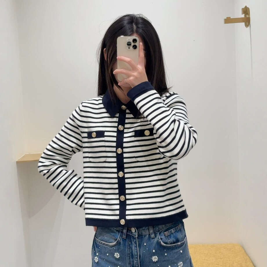 2026 Spring New D19 Designer Women's Fashion Black and White Striped Flip CC Collar Long Sleeve Knitted Short Cardigan