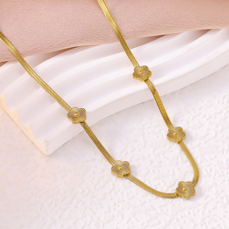 2026 European American ins-style new 9mm mini five-leaf flower blade chain titanium steel bracelet and necklace jewelry two-piece set - view 5