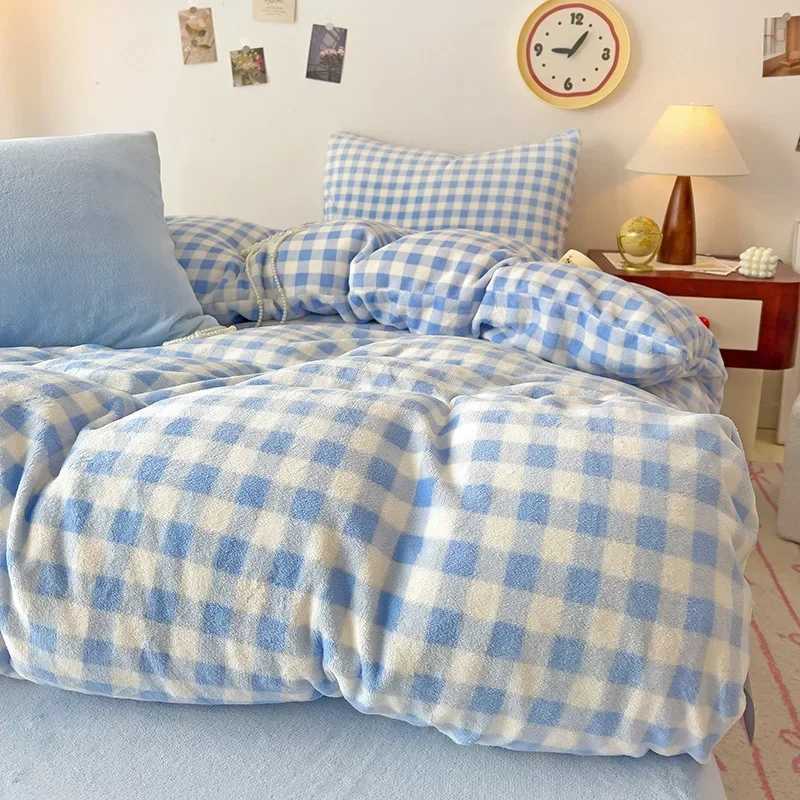 2024 New Milk Fleece Plaid Single Quilt Set Thickened Warm Duvet Cover Double Use Large Size Bedding 180x220 200x230 220x240 H260327