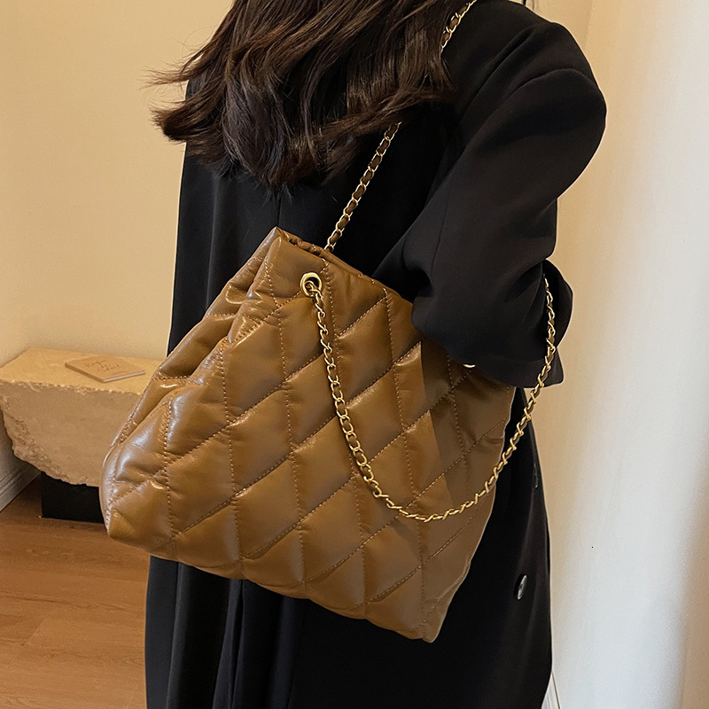 Quilted Chain for Women New Large Capacity Tote Bucket Autumn Single Shoulder Crossbody Bag Internet Celebrity Hot Item