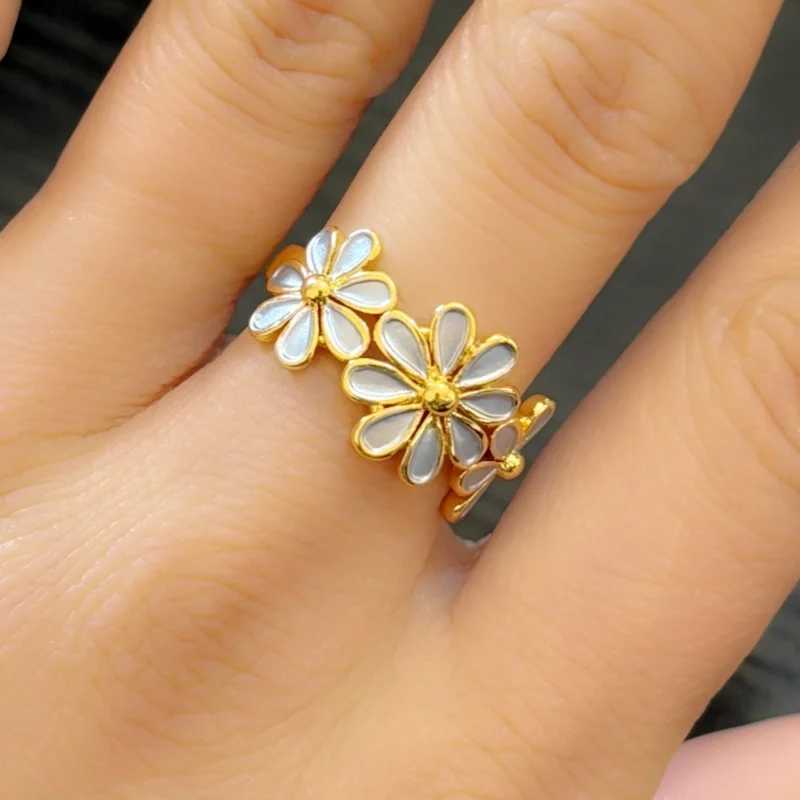 Fashion Sweet Little Daisy Double Color Dripping Oil Womens Ring Cold Style Simple Flower Mori All-Match Jewelry Gift H260327