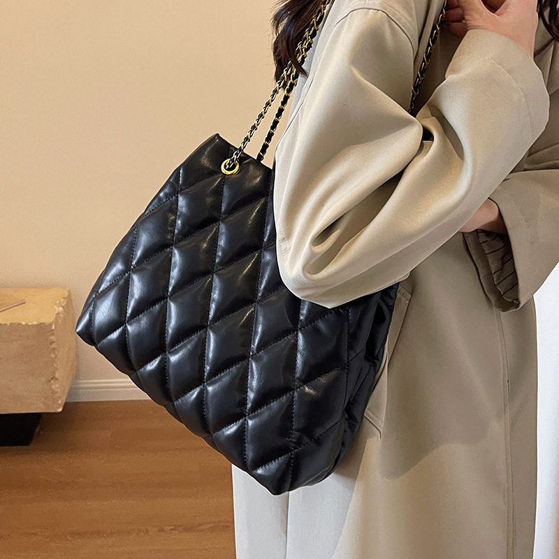 Quilted Chain for Women New Large Capacity Tote Bucket Autumn Single Shoulder Crossbody Bag Internet Celebrity Hot Item