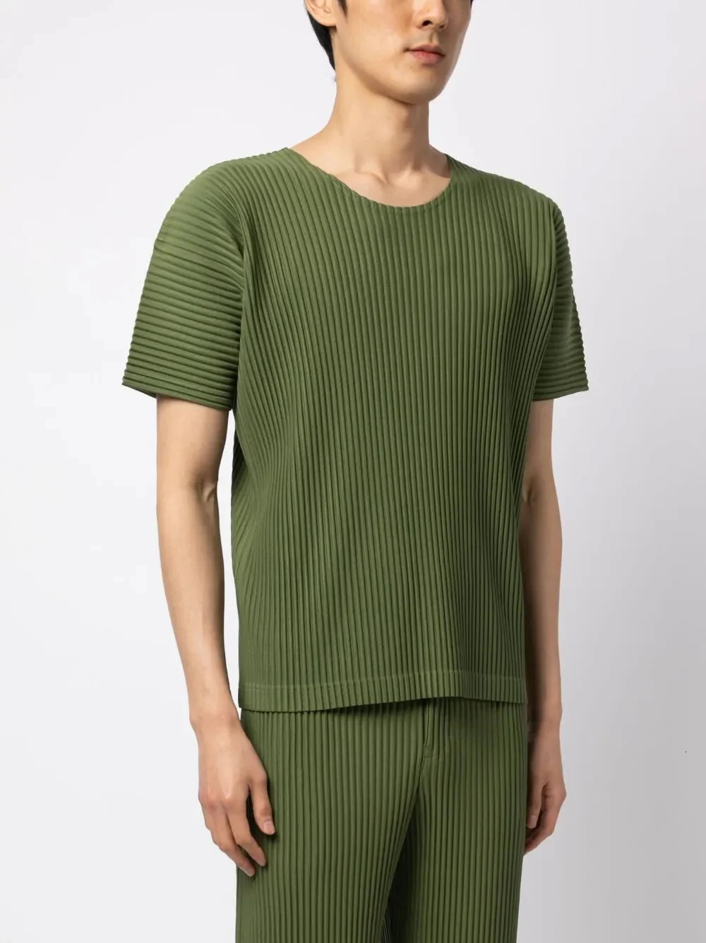 Miyake Yiku Mens Pleated Short-Sleeve Top Loose Casual Half-Sleeve Solid Color Spring/Summer T-Shirt JK 241021