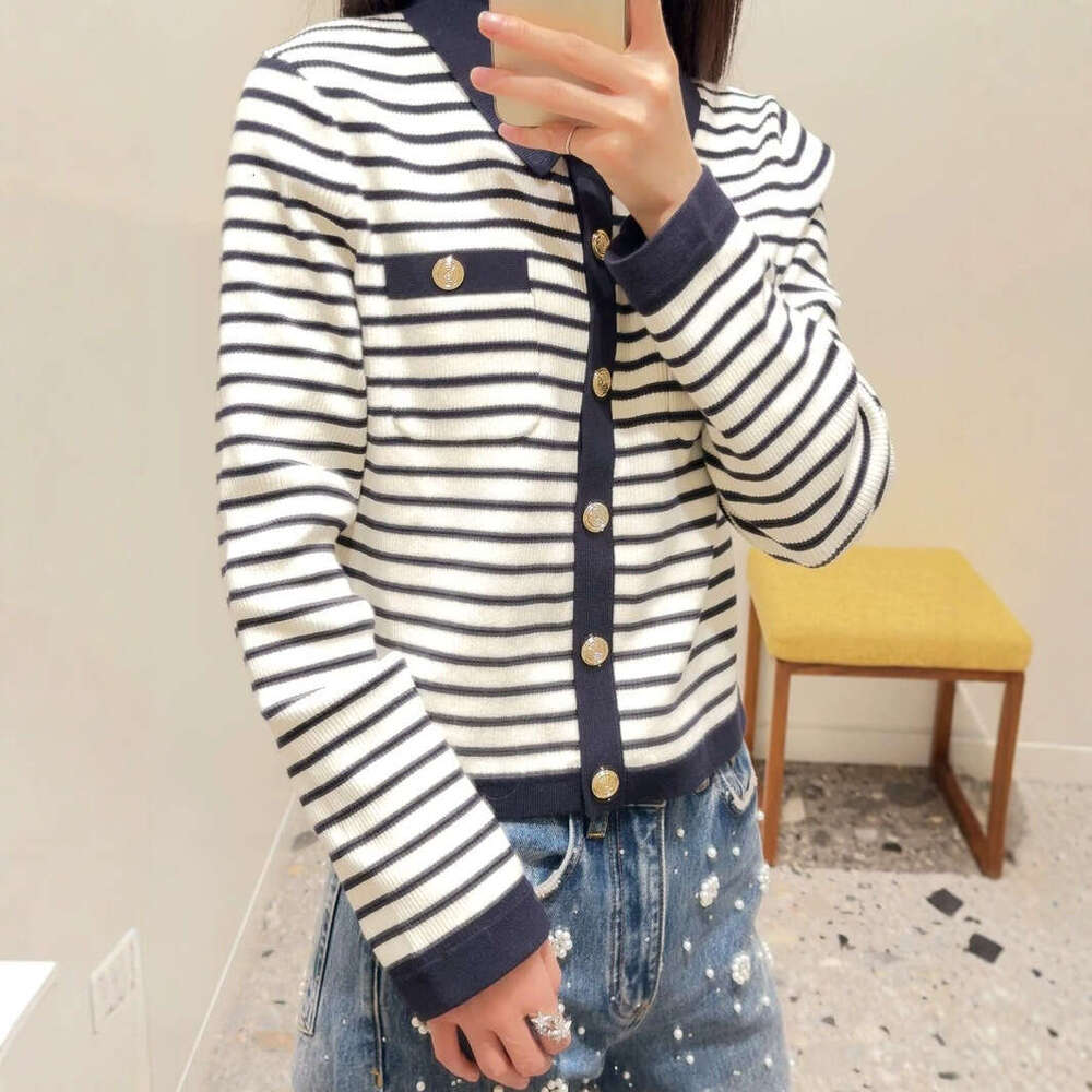 2026 Spring New D19 Designer Women's Fashion Black and White Striped Flip CC Collar Long Sleeve Knitted Short Cardigan