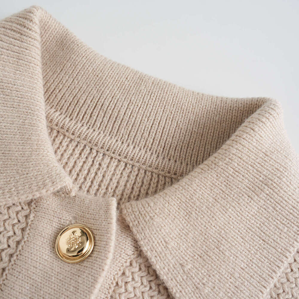Designer French niche women's coat 2026 CC autumn D19 and winter new item, collar metal buckle knitted wool cardigan