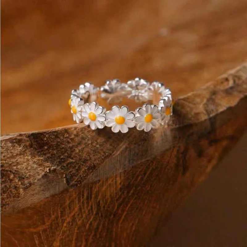 New 925 Sterling Silver Daisy Ring Personality Charm Simple Style Ring Birthday Party Gift for Women Exquisite Jewelry H260327