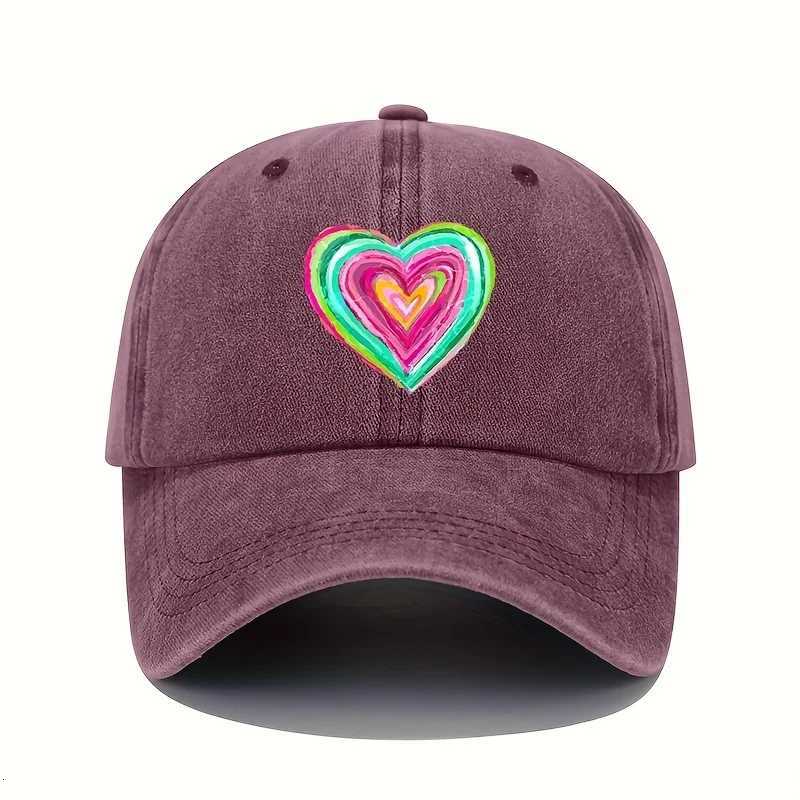 Vintage baseball cap with vibrant heart-shaped print and adjustable sun protection casual headpiece Z260327