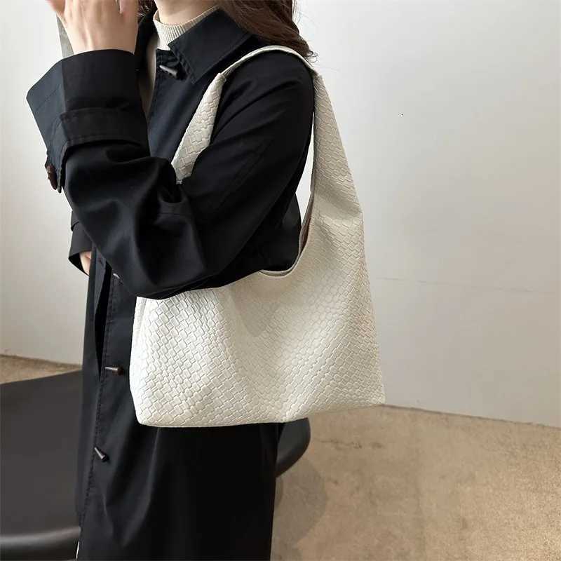 Casual retro large-capacity solid color 2025 new popular foreign style on the new woven pattern single shoulder underarm tote ba C260327