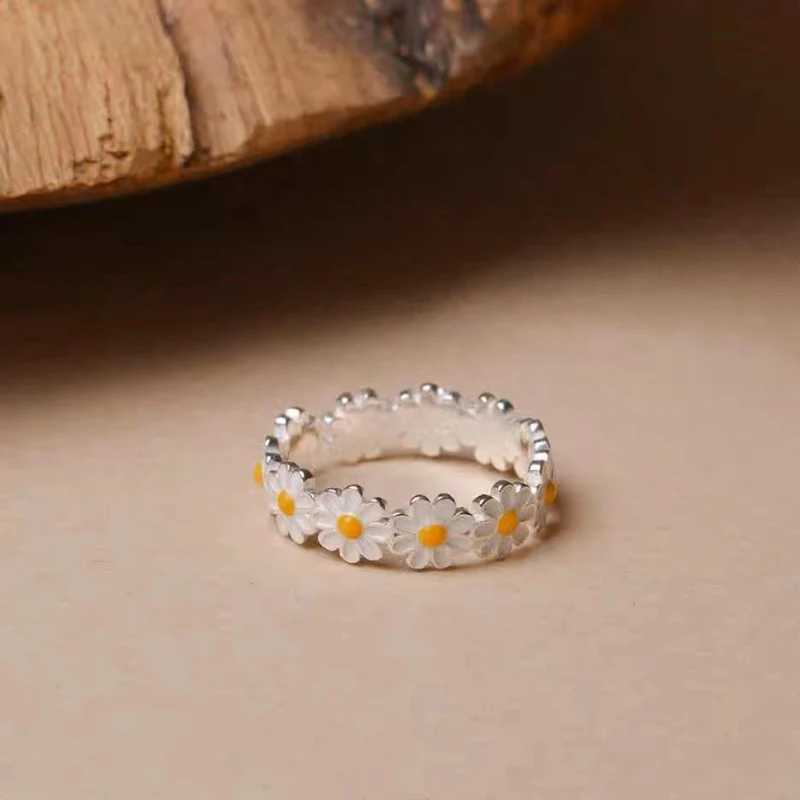 New 925 Sterling Silver Daisy Ring Personality Charm Simple Style Ring Birthday Party Gift for Women Exquisite Jewelry H260327