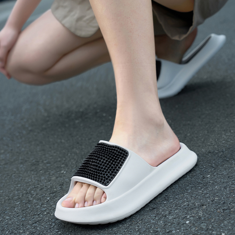 Designer slides Men's ultra light Trendy Thick Bottom Cloud Slippers Summer outdoor sandals fashionable non slip solid slide 2506A
