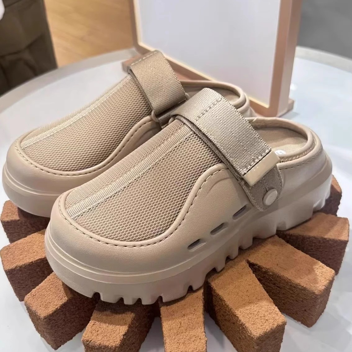 Hot Free shipping designer slippers for mens womens flat sandals black beige orange green Fashionable and versatile Large summer mesh sandals breathab