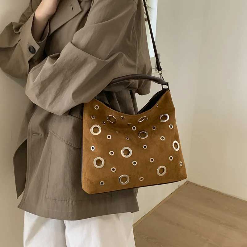 Trendy Vintage Punk Simple Crossbody Bag with Metal Studs New Modern Stylish Handle Bag for Women Versatile Texture Bucket Bag C260327