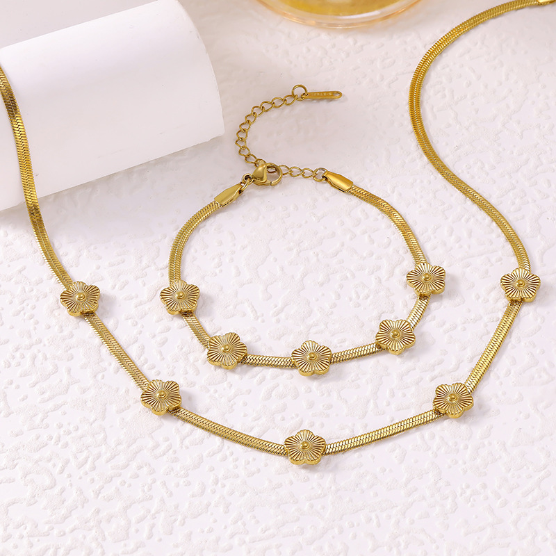 2026 European American ins-style new 9mm mini five-leaf flower blade chain titanium steel bracelet and necklace jewelry two-piece set - view 3