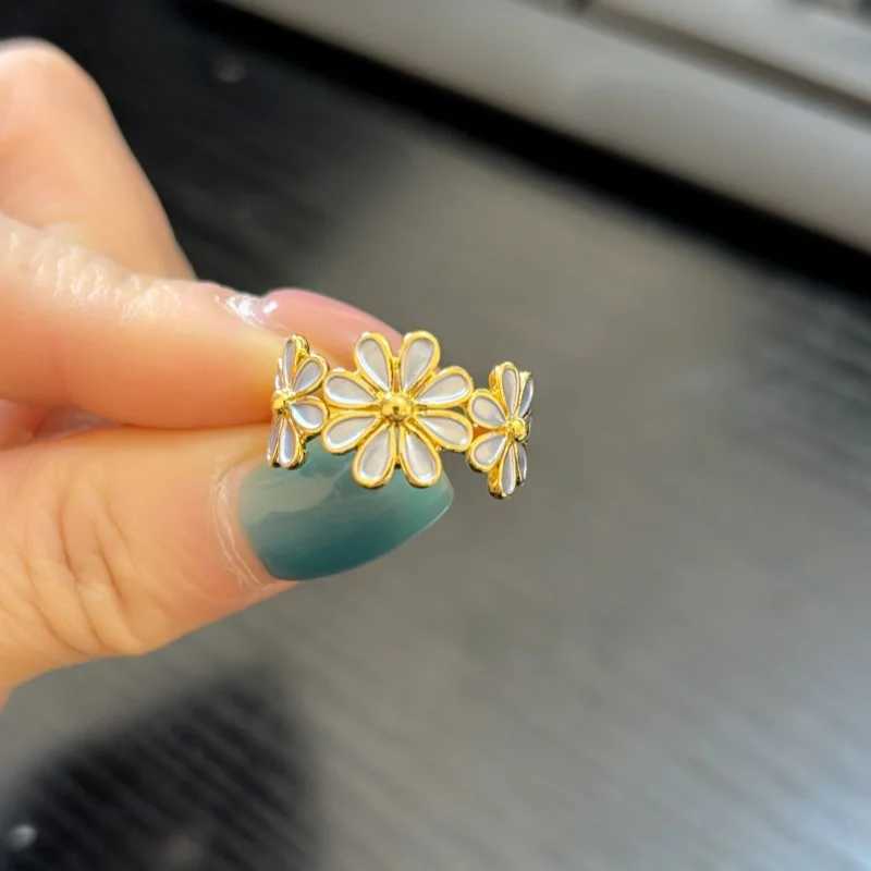 Fashion Sweet Little Daisy Double Color Dripping Oil Womens Ring Cold Style Simple Flower Mori All-Match Jewelry Gift H260327