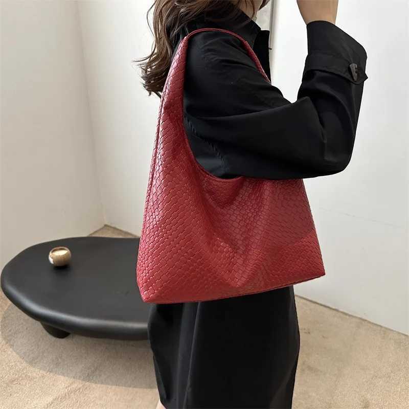 Casual retro large-capacity solid color 2025 new popular foreign style on the new woven pattern single shoulder underarm tote ba C260327