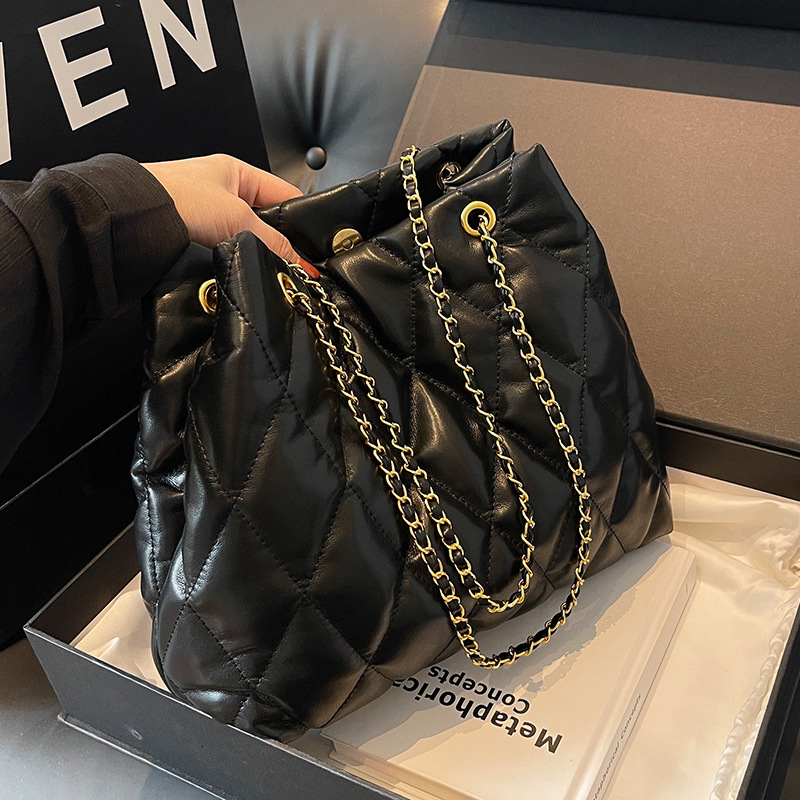 Quilted Chain for Women New Large Capacity Tote Bucket Autumn Single Shoulder Crossbody Bag Internet Celebrity Hot Item