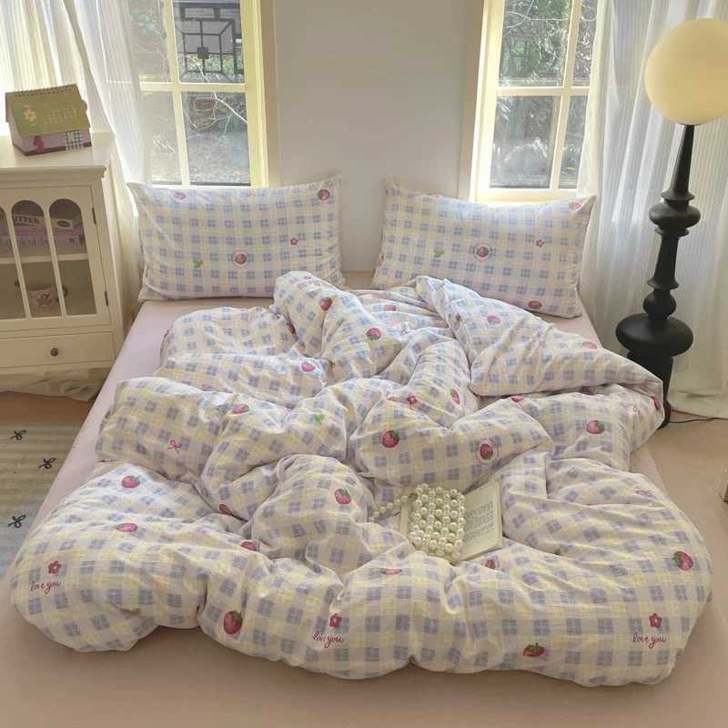 Girls Strawberry Bedding Sets 2025 New Queen Size Bed Sheet Set Duvet Cover Set With Pillowcase No Filling H260327