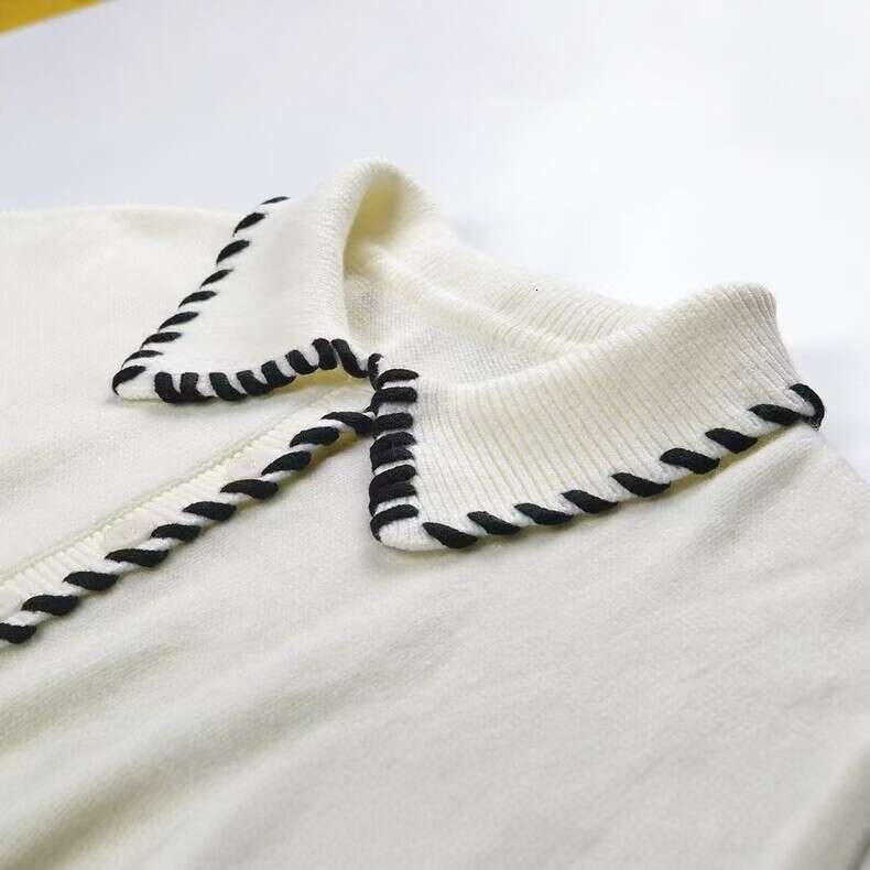 D19 2026 Summer New Designer French Elegant Fashion Women's White Long Sleeve CC Knitted Sweater