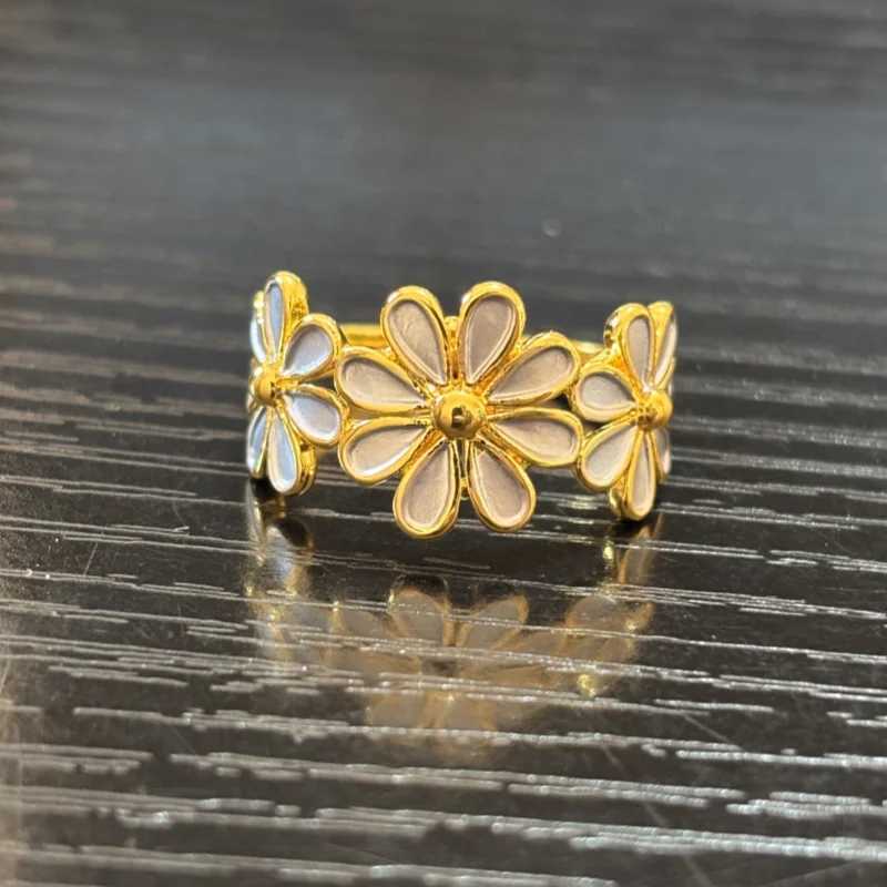 Fashion Sweet Little Daisy Double Color Dripping Oil Womens Ring Cold Style Simple Flower Mori All-Match Jewelry Gift H260327