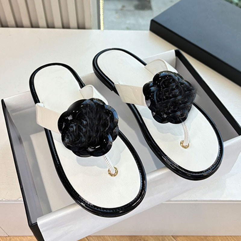 Fashion New Women Flower Flat Sandals Designer Women Slippers Summer Beach Miss Flip Flops Floral Pattern Decoration Leather Fabric Genuine Leather Outsole