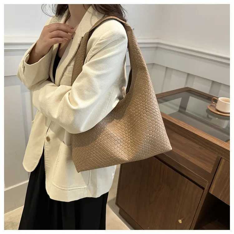 Casual retro large-capacity solid color 2025 new popular foreign style on the new woven pattern single shoulder underarm tote ba C260327